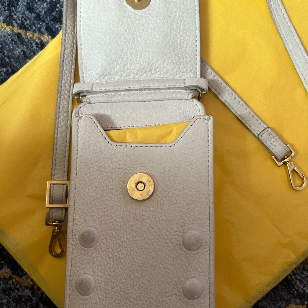 Leather Crossbody Phone Bag in white:)🦄 
Hammitt leather beautiful lil bag!